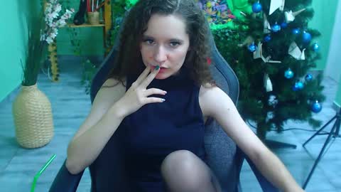 zianichols online show from January 7, 10:30 pm