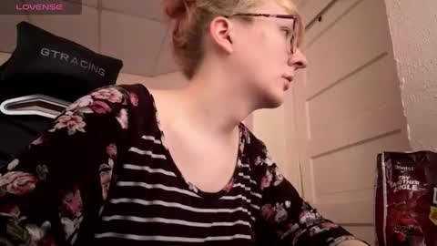 Snapshot of zielloos chatting on April 3, 7:12 pm Zielloos online show from April 3, 7:12 pm