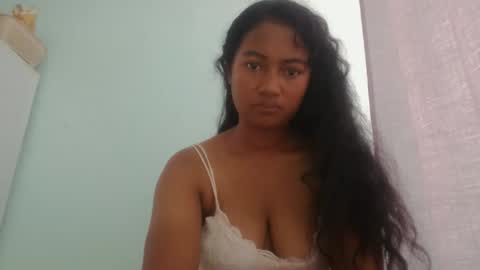 Snapshot of zina479102 chatting on March 5, 5:47 am elly online show from March 5, 5:47 am