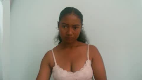 Snapshot of zina479102 chatting on March 6, 5:48 am elly online show from March 6, 5:48 am