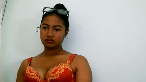 Snapshot of zina479102 chatting on March 25, 5:02 am elly online show from March 25, 5:02 am