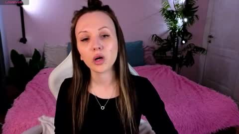 Snapshot of zlata__fox chatting on April 25, 9:01 am Zlata Mon Tue Thu Fri Sun Sa GMT 3 0000pm - 0600pm online show from April 25, 9:01 am
