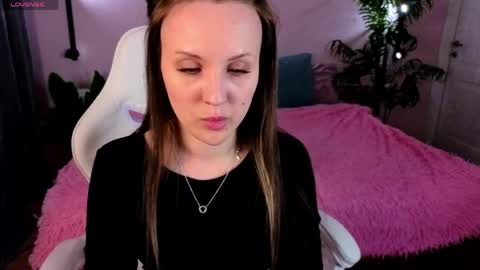 Snapshot of zlata__fox chatting on April 25, 1:41 pm Zlata Mon Tue Thu Fri Sun Sa GMT 3 0000pm - 0600pm online show from April 25, 1:41 pm