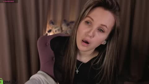 Snapshot of zlata__fox chatting on May 16, 9:06 am Zlata Mon Tue Thu Fri Sun Sa GMT 3 0000pm - 0600pm online show from May 16, 9:06 am