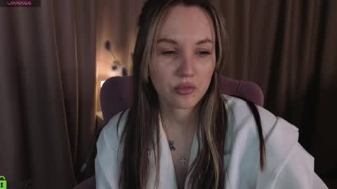 Snapshot of zlata__fox chatting on May 19, 8:31 am Zlata Mon Tue Thu Fri Sun Sa GMT 3 0000pm - 0600pm online show from May 19, 8:31 am
