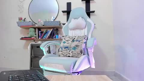 Snapshot of zoe_37 chatting on January 11, 1:37 am zoe_37 online show from January 11, 1:37 am