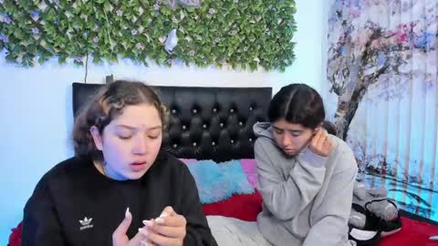 Zoe And Valeria online show from April 29, 6:25 pm