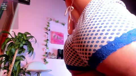 Snapshot of zoe_bakerr chatting on April 11, 7:02 am Zoe Baker online show from April 11, 7:02 am