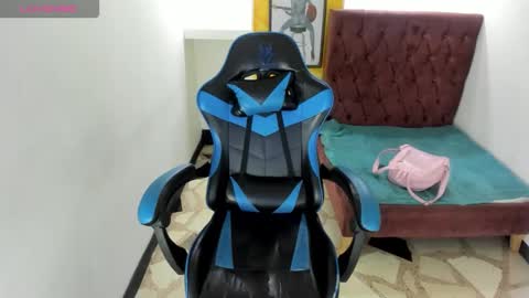 Z O E online show from December 1, 7:52 pm