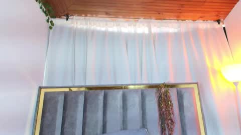 Snapshot of zoe_curvy chatting on February 16, 12:34 pm Zoe online show from February 16, 12:34 pm