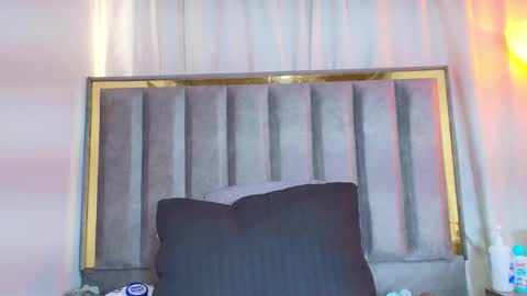 Snapshot of zoe_curvy chatting on February 26, 12:59 pm Zoe online show from February 26, 12:59 pm