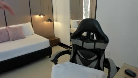 Zoe  online show from February 16, 12:01 pm