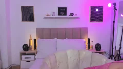 Zoe Gruber online show from October 19, 9:15 pm