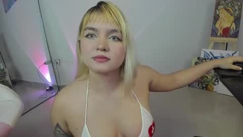 Snapshot of zoe_jhonson2 chatting on March 5, 12:59 am zoe online show from March 5, 12:59 am