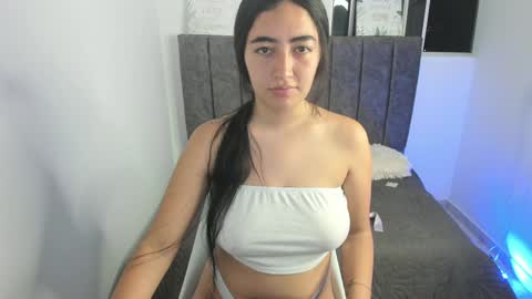 zoe_jones7 online show from December 18, 4:53 am