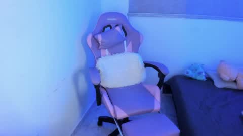 Snapshot of zoe_jones7 chatting on April 14, 1:55 am zoe_jones7 online show from April 14, 1:55 am