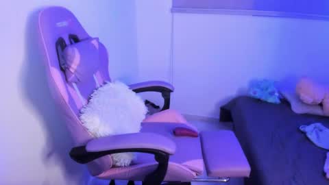 Snapshot of zoe_jones7 chatting on April 15, 4:52 am zoe_jones7 online show from April 15, 4:52 am