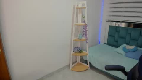 zoe_jonesx online show from April 9, 3:28 am