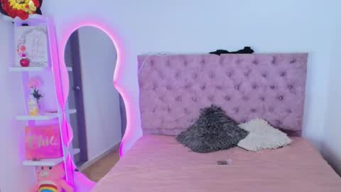 zoe_kravitx_ online show from February 11, 3:22 am