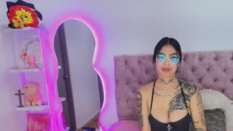 zoe_kravitx_ online show from April 7, 3:07 am