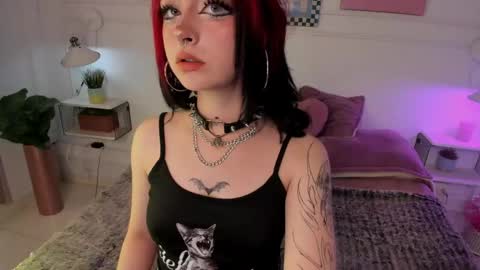 Zoe Lynch online show from May 6, 11:59 am