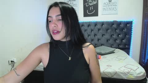 Snapshot of zoe_medina chatting on January 3, 5:06 am online show from January 3, 5:06 am