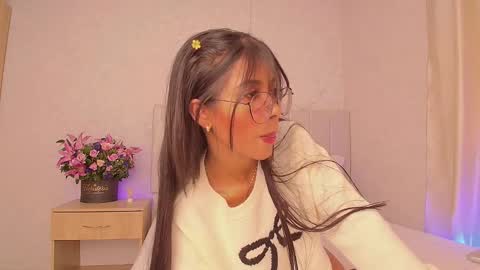 Snapshot of zoe_mocca chatting on December 9, 7:07 pm Mia online show from December 9, 7:07 pm