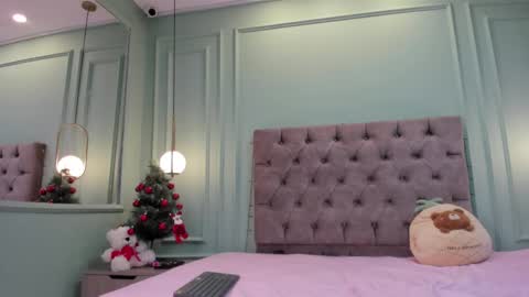 Snapshot of zoe_roux210949 chatting on December 3, 11:13 pm Zoe online show from December 3, 11:13 pm