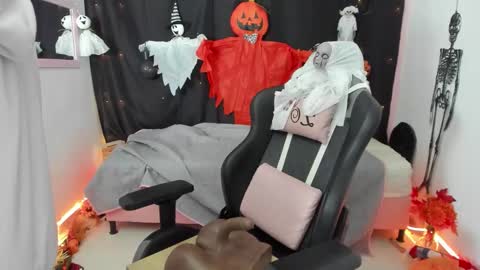 zoe_sullivan_ online show from October 10, 10:25 am