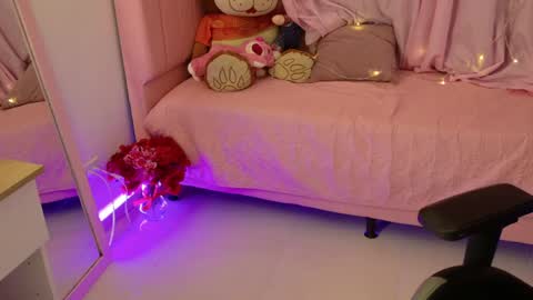 zoe_sullivan_ online show from May 3, 9:15 am