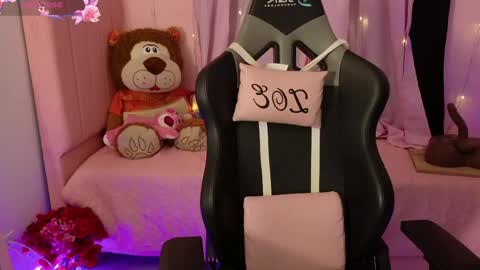 zoe_sullivan_ online show from May 7, 9:14 am