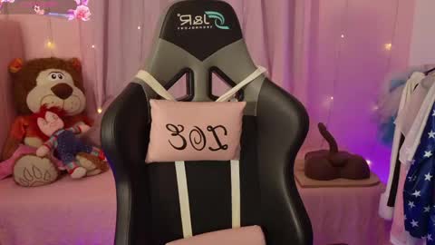 zoe_sullivan_ online show from May 24, 9:03 am