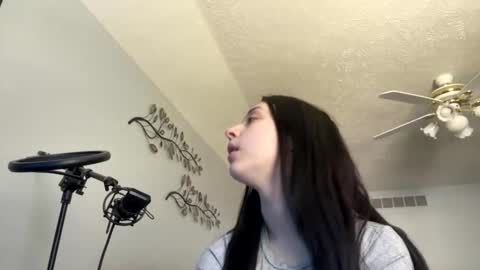 Snapshot of zoeapolo chatting on April 2, 7:33 pm zoeapolo online show from April 2, 7:33 pm