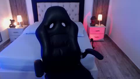 Snapshot of zoee_joness chatting on October 4, 3:48 am zoe online show from October 4, 3:48 am