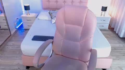 Snapshot of zoee_joness chatting on November 13, 4:11 am zoe online show from November 13, 4:11 am