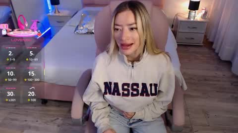 Snapshot of zoee_joness chatting on December 3, 3:03 am zoe online show from December 3, 3:03 am