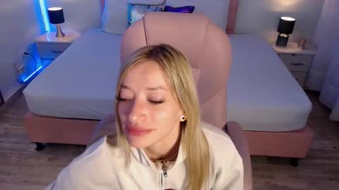 Snapshot of zoee_joness chatting on February 4, 3:45 am zoe online show from February 4, 3:45 am