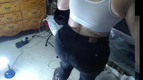 zoeecruz online show from February 12, 8:18 pm