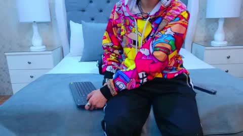 Zoe Krug online show from November 4, 12:26 pm