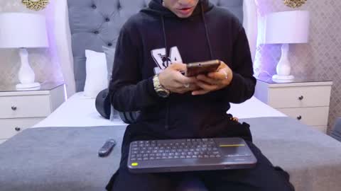 Zoe Krug online show from November 17, 11:49 am