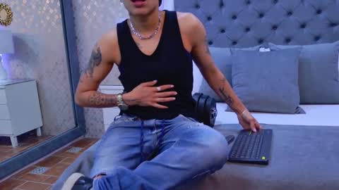 Zoe Krug online show from November 19, 11:43 am