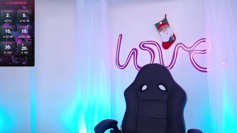 Snapshot of zoeroux_ chatting on December 12, 7:19 am Zoe online show from December 12, 7:19 am