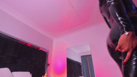 zoevidal_ online show from January 6, 5:59 pm