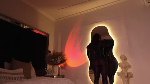 zoevidal_ online show from October 26, 12:11 pm