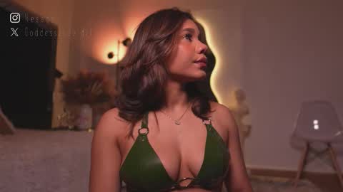 zoevidal_ online show from March 15, 12:11 pm