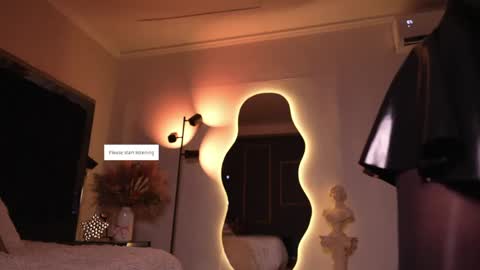 zoevidal_ online show from May 14, 12:01 pm