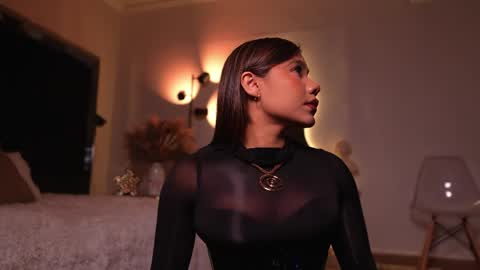 zoevidal_ online show from May 19, 12:11 pm