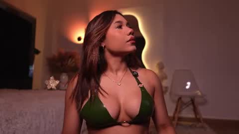 zoevidal_ online show from June 18, 12:09 pm