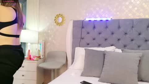 Snapshot of zoewilliis chatting on April 26, 11:30 am ZoeWilliis online show from April 26, 11:30 am