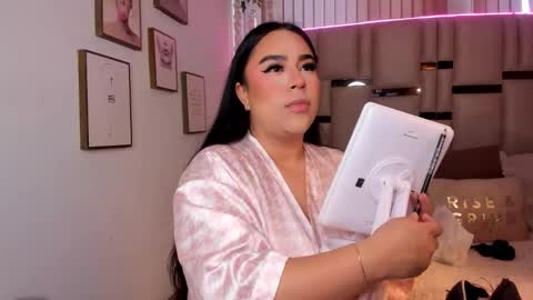 Snapshot of zoey_thommpson chatting on February 13, 8:05 pm zoey thommpson online show from February 13, 8:05 pm